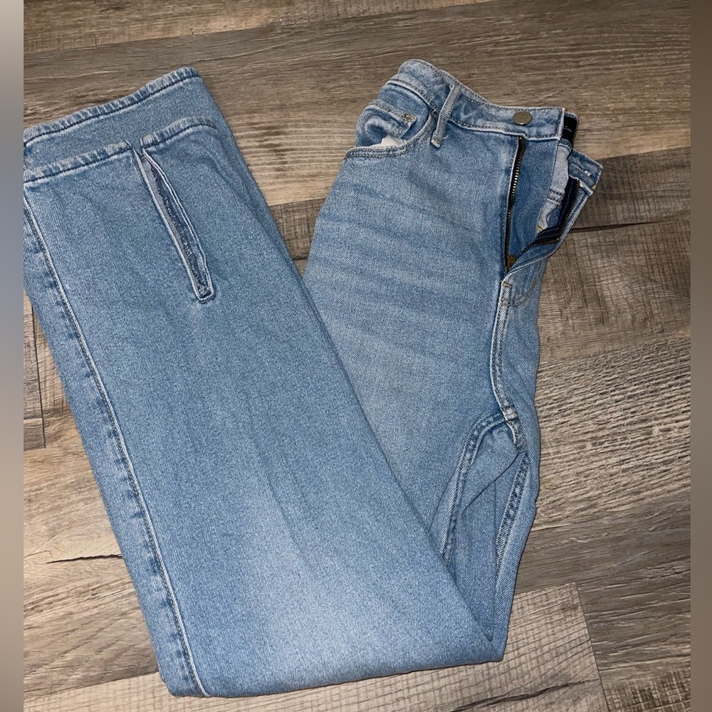 Jeans with cut at the ankle!
